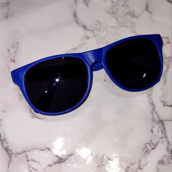 🎁 Free With Purchase - Picture 1 of 5